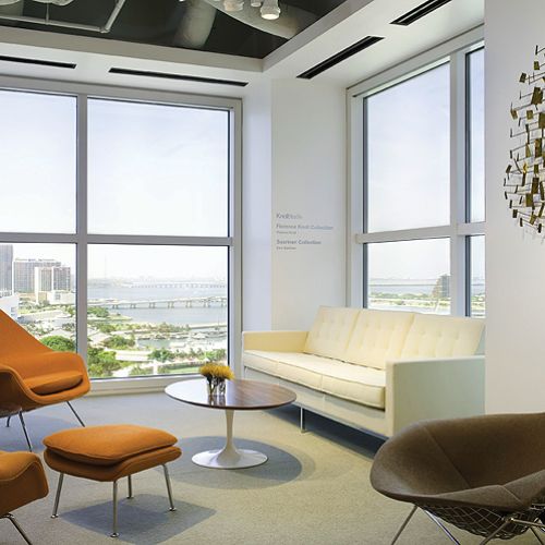 Ikony dizajnu: Bird Chair Harry’ego Bertoi z 1952 r. i Executive Arm Chair Eero Saarinena z 1950 r.