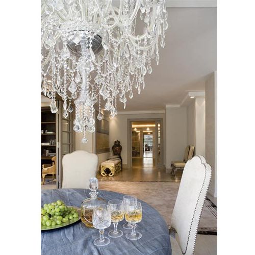 Imponujący krysztalowy żyrandol z Hiszpanii sprawia, że czujemy się tu jak w pałacu. I nawet gdy za dnia żadna