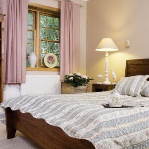 Indyjskie meble,skandynawki styl i rozmyty róż, ulubiony kolor gospodyni, pasują do siebie jak ulał.