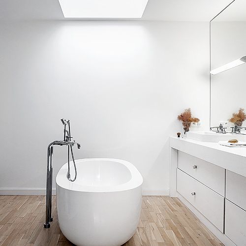 Iza i Robert chcieli zbudować dom zawsze modny. Żadnych kafelków, bibelotów i złotych klamek. Prosty,