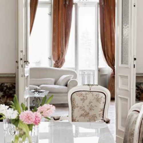 Jadalnia jest otwarta na salon. Klasyka z odrobiną Prowansji