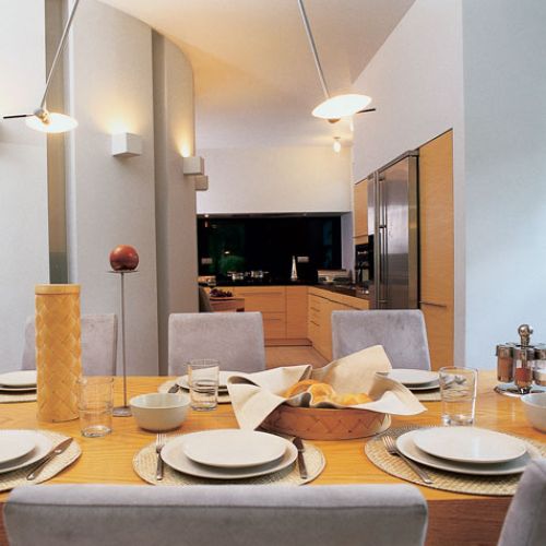 Jadalnia łączy się z kuchnią. Dom otwarty na las