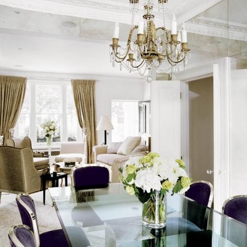 Jadalnia łączy się z salonem. W bieli i lustrach