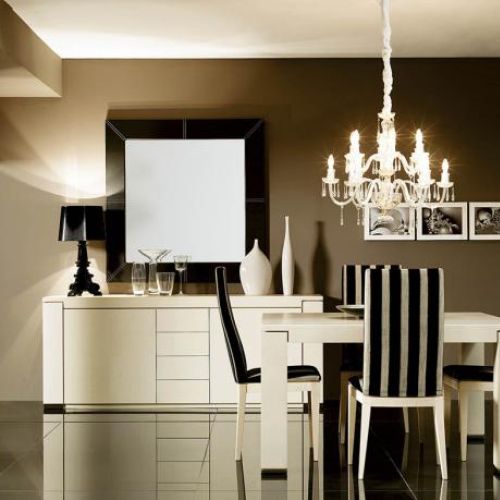 Jadalnię od Mobil Fresno urozmaicają pasiaste krzesła. HEBAN