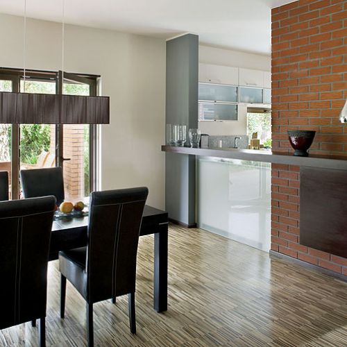 Jadalnię od salonu ododziela zaprojektowana przez Klementynę szafka, w którą wmontowany jest barek.