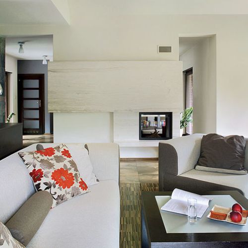 Jadalnię od salonu ododziela zaprojektowana przez Klementynę szafka, w którą wmontowany jest barek.