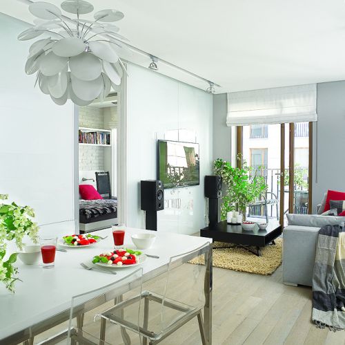 Jadalnię oddziela od holu ścianka działowa wyłożona ceglanymi płytkami.