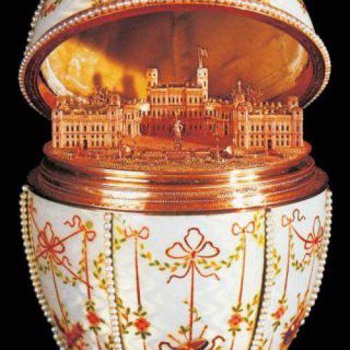 Jajko wykonane dla cesarzowej wdowy Marii Fiodorowny, wewnątrz ukryty model pałacu Gatcziny, ulubionej rezydencji cesarzowej,