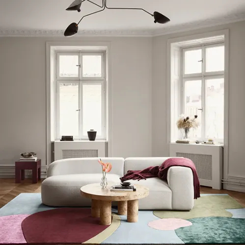 ułożenie dywanu w salonie