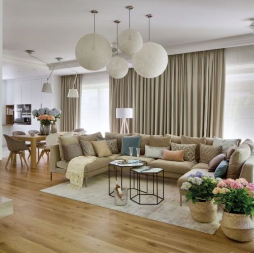 Jak dziś urządzić salon? Klasycznie. Choć wybierana klasyka ma różne oblicza, to zawsze jest lekka