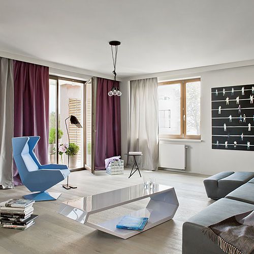 Jak i całe mieszkanie urządzony jest minimalistycznie, nowocześnie, obło i błyszcząco.