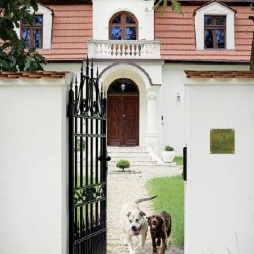 Jak Marta i Marcin zamieszkali w dworku znanym z Czterech pancernych .