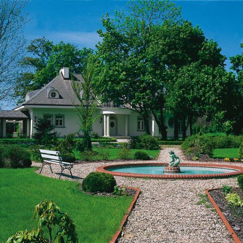 Jak przed prawdziwym szlacheckim dworem - reprezentacyjny dziedziniec z fontanną.