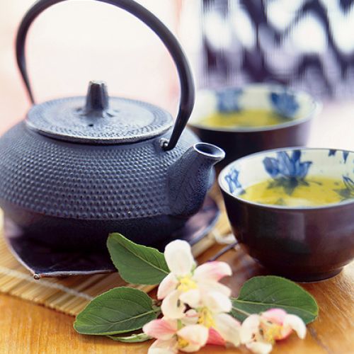 Jak przygotować herbatę brytyjską, chińską i arabską. Każda rozgrzeje w jesienne dni.