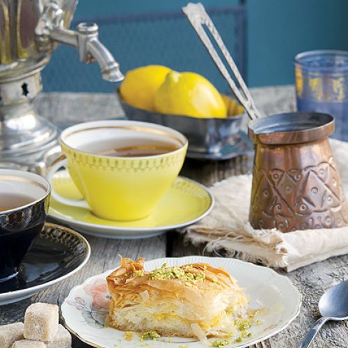 Jak przygotować herbatę brytyjską, chińską i arabską. Każda rozgrzeje w jesienne dni.