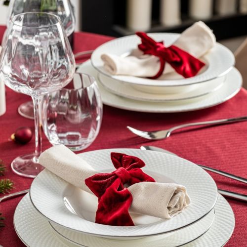 świąteczna dekoracja stołu w kolorze czerwonym