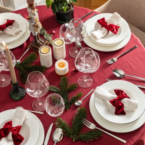 świąteczna dekoracja stołu w kolorze czerwonym