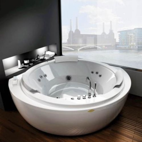Jak ufo - trzyosobowa wanna Nova, do zabudowy lub z panelem, który może być zwieńczony drewnem lub marmurem. JACUZZI