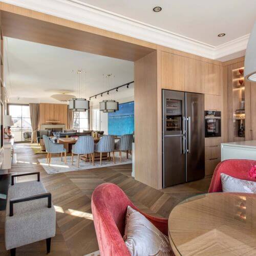 elegancki apartament z jasną drewnianą zabudową