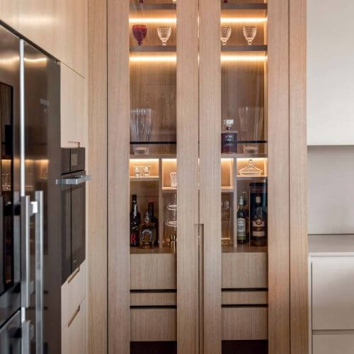 elegancka podświetlana witryna w zabudowie kuchennej