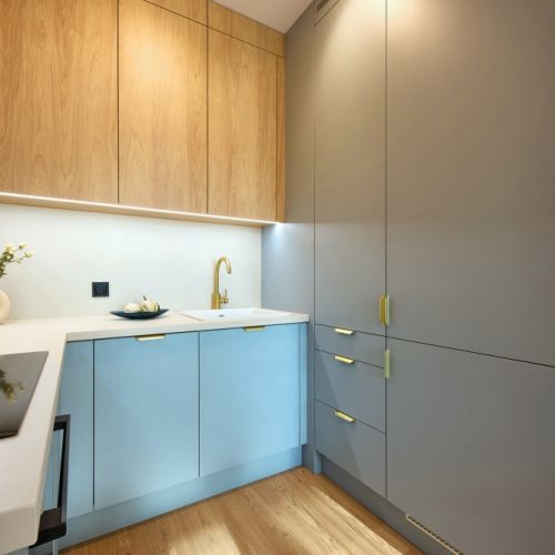 niebieska kuchnia w małym mieszkaniu 37 m2