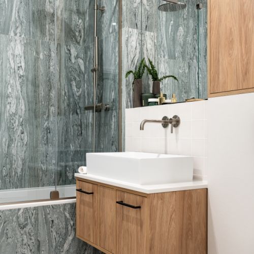 mała łazienka z wanną i prysznicem