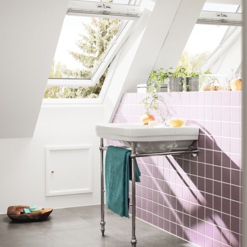 jasna łazienka na poddaszu