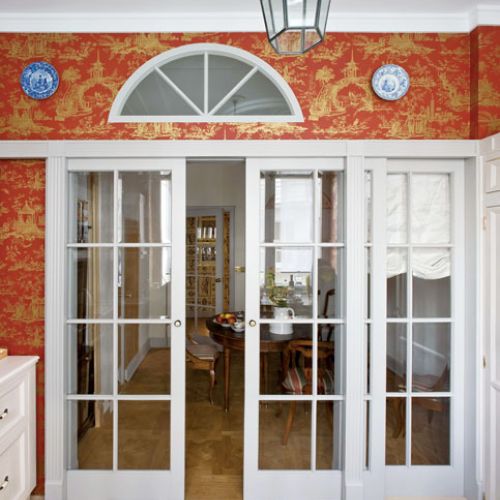 Jak w kamienicy z lat 30. Na ścianach pilastry, na sufitach plafony, w drzwiach oryginalne gałki, meble z londyńskich