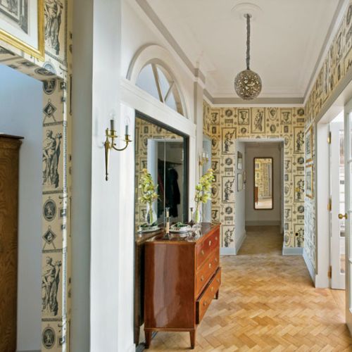 Jak w kamienicy z lat 30. Na ścianach pilastry, na sufitach plafony, w drzwiach oryginalne gałki, meble z londyńskich