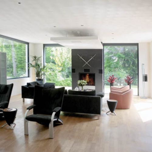 Jak wszytkie wnętrza - jasny i przestronny.