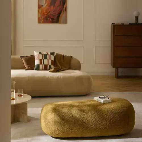 mała sofa i puf o obłym kształcie