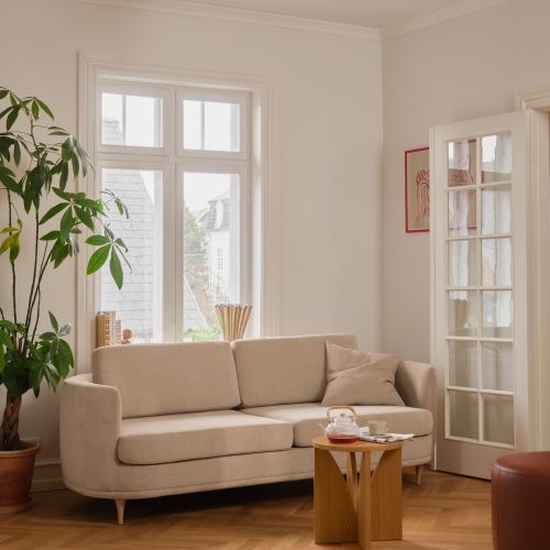 beżowa sofa o zaokrąglonym kształcie