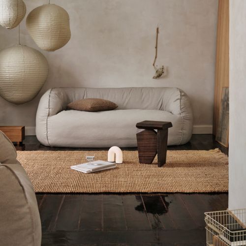 mała 2-osobowa sofa o zaokrąglonym kształcie