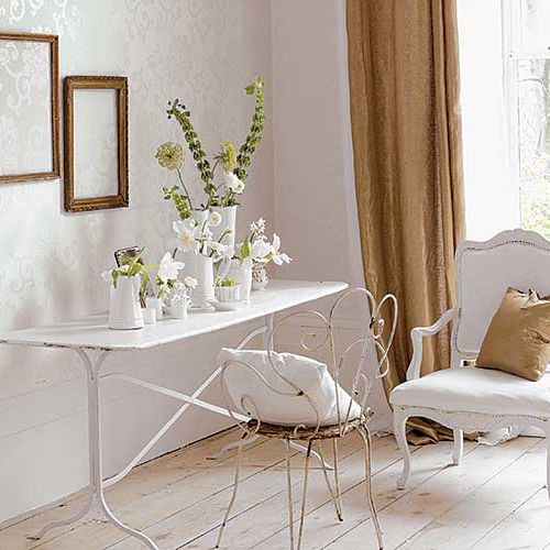 Jak żadne inne, kute meble świetnie pasują do jasnych romantycznych wnętrz. DESIGNER GUILD