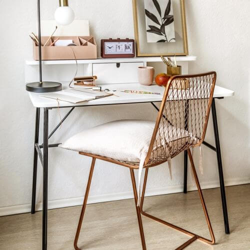 małe biurko do pracy w domu