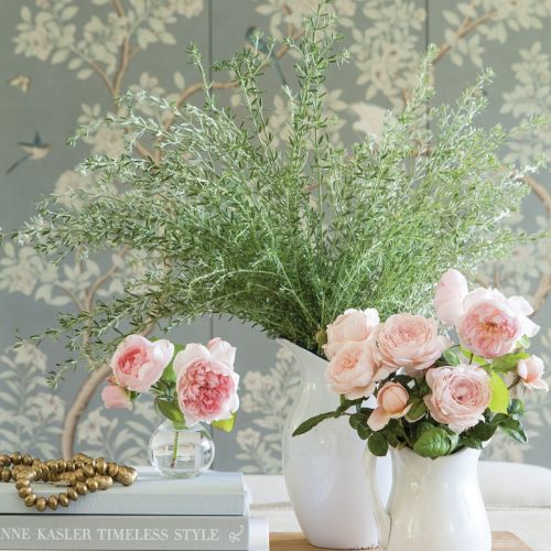 PANELE W SALONIE OBITE ZOSTAŁY TAPETĄ GRACIE ZA NIMI UKRYTO TELEWIZOR PODUCHY ROZETY Z PIASKOWCA WŁAŚCICIELE KUPILI W BELGII