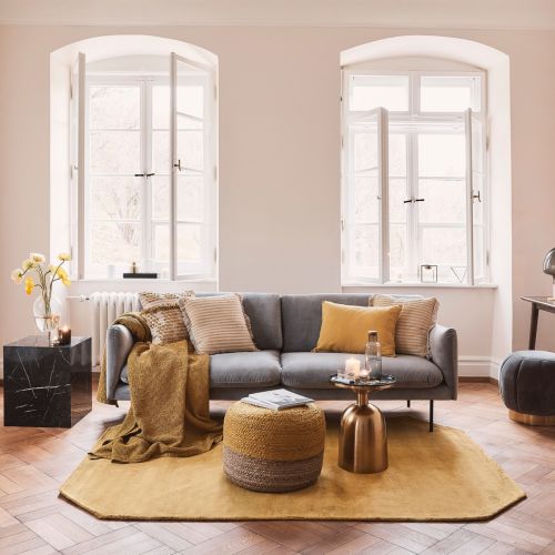 szary salon z musztardowymi dodatkami