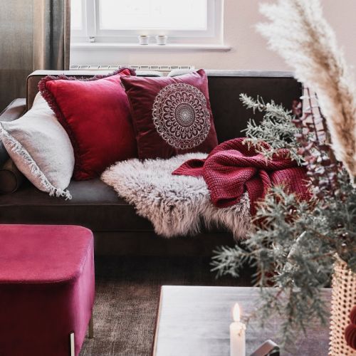 czerwone dodatki do salonu