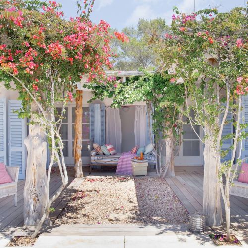 Ariadna całe dnie spędza wdychając zapach rozmarynu rosnącego na zboczach. Werand ma przy domu tyle, że z każdego pokoju