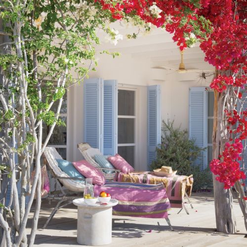 Ariadna całe dnie spędza wdychając zapach rozmarynu rosnącego na zboczach. Werand ma przy domu tyle, że z każdego pokoju