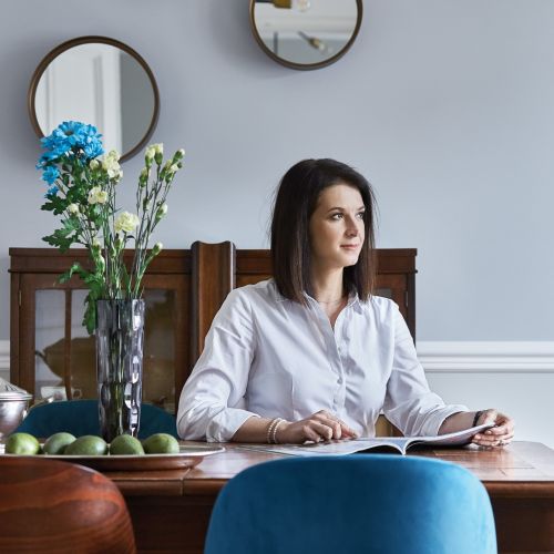 W tej warszawskiej kamienicy Joanna ma wszystko, o czym marzyła – balkon, piec i obraz, który umeblował jej dom,