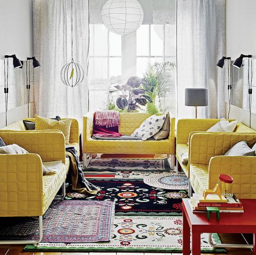 Jaką kanapę wybrać do salonu? Przede wszystkim wygodą i koniecznie we wzory i kolory zapożyczone z lasu, łąki, dżungli