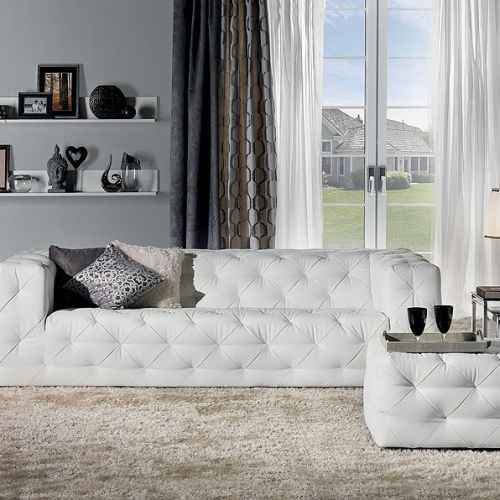 Jaką kanapę wybrać do salonu? Przede wszystkim wygodą i koniecznie we wzory i kolory zapożyczone z lasu, łąki, dżungli