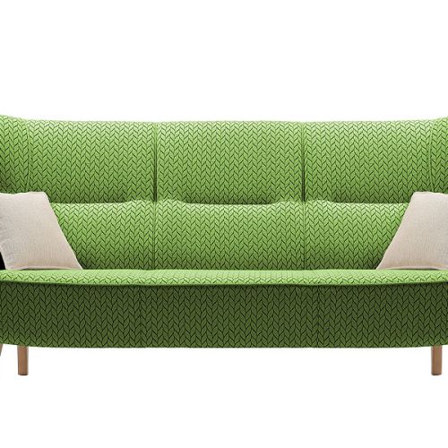 Jaką kanapę wybrać do salonu? Przede wszystkim wygodą i koniecznie we wzory i kolory zapożyczone z lasu, łąki, dżungli