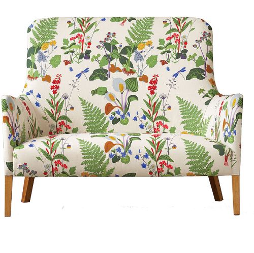 Jaką kanapę wybrać do salonu? Przede wszystkim wygodą i koniecznie we wzory i kolory zapożyczone z lasu, łąki, dżungli