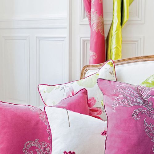 Jaką kanapę wybrać do salonu? Przede wszystkim wygodą i koniecznie we wzory i kolory zapożyczone z lasu, łąki, dżungli