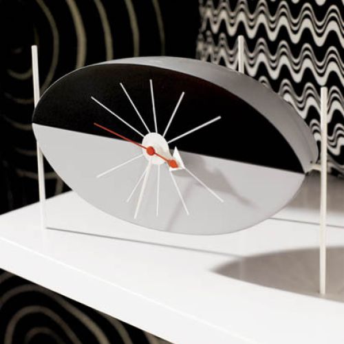 Jakby wisiał w powietrzu. EAST NEWS. Zegary, które zdobią