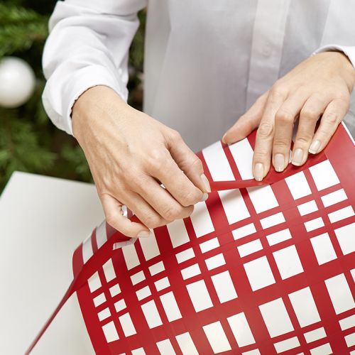 Jako ostatnie naklej najgrubsze paski - na górze i na samym dole donicy.