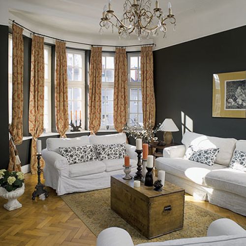 Jako stolik kawowy służy wiekowa skrzynia, w której przewożono flaszki z winem.