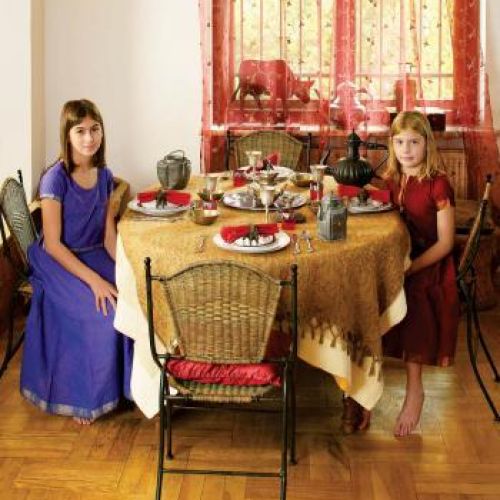 Janne i Emma przy orientalnym stole.